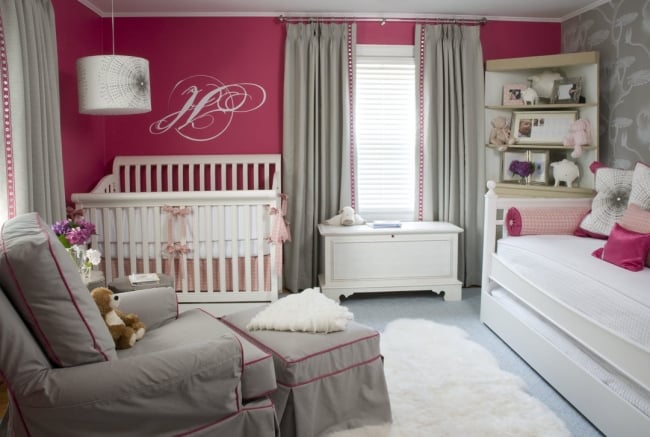 chambre-pour-bébé-mur-rose-décoration-originale-accents-roses-fauteuil-tabouret