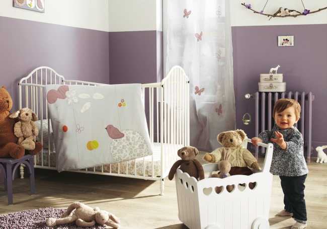 chambre-pour-bébé-mur-violet-poussette-bois-jouets-peluches