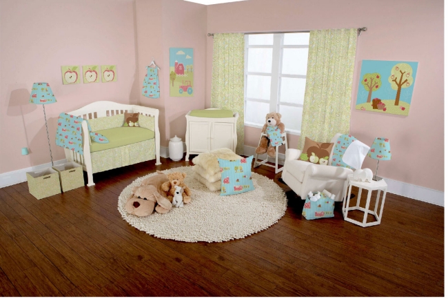 chambre-pour-bébé-plancher-luxe-mur-rose-rideau-canapé-vert