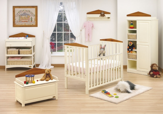 chambre-pour-bébé-spacieuse-couleur-neutres-unisex
