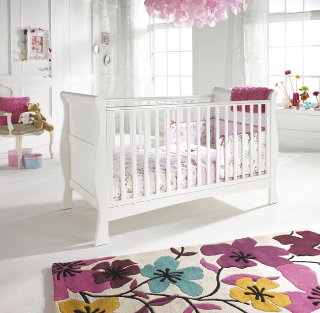 chambre-pour-bébé-moderne-tapis-motifs-floraux