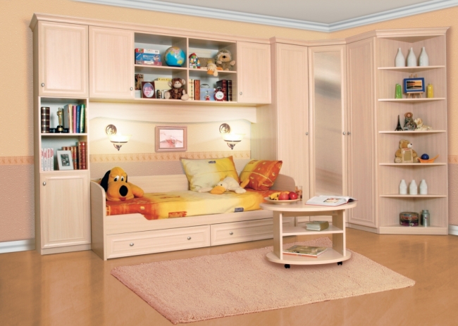 chambre-unisexe-couleurs-neutres-bois-clair-canapé-lit