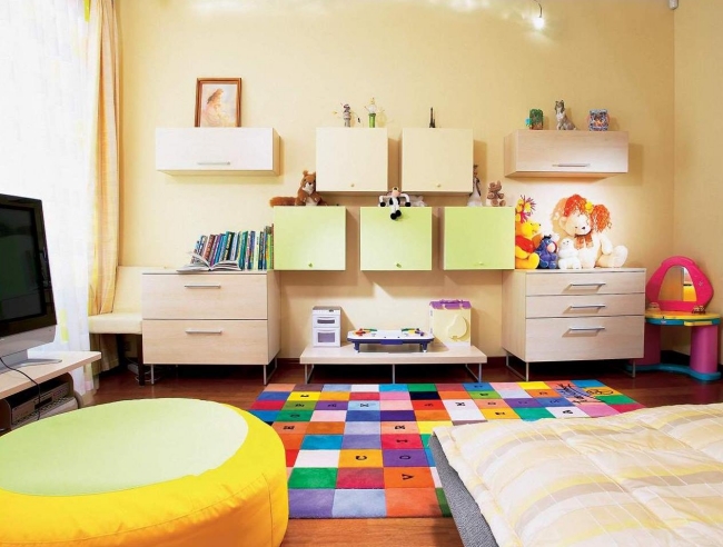chambre-unisexe-garçon-fille-bois-clair-tapis-carrés-multicolores