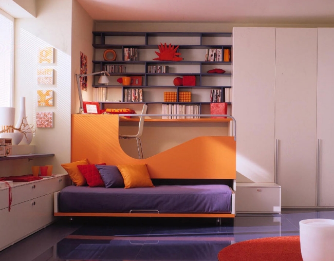 chambre-unisexe-mobilier-rangements-coussins-orange-lilas-bureau-élevé