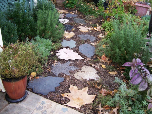 chemin-de-jardin-design-creative-pierres-feuilles-automne