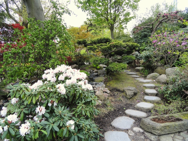 chemin-jardin-original-pierres-arrondies-pas-japonais