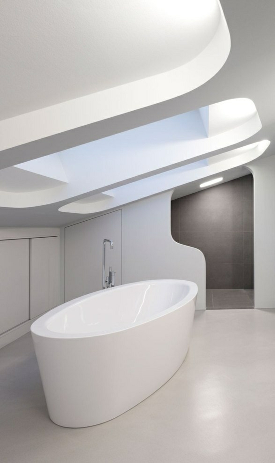 chic salle de bains moderne baignoire-blanche-îlot