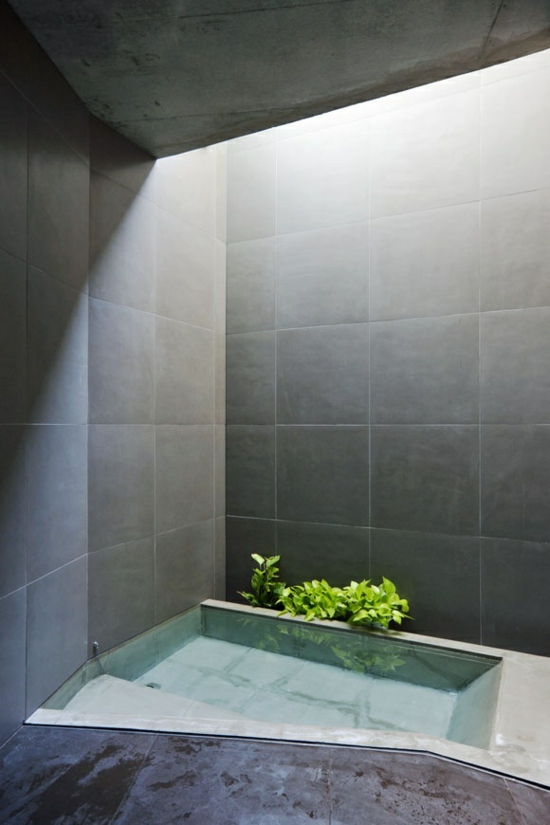 chic-salle-de-bains-moderne-baignoire-encastrable-grands-carreaux
