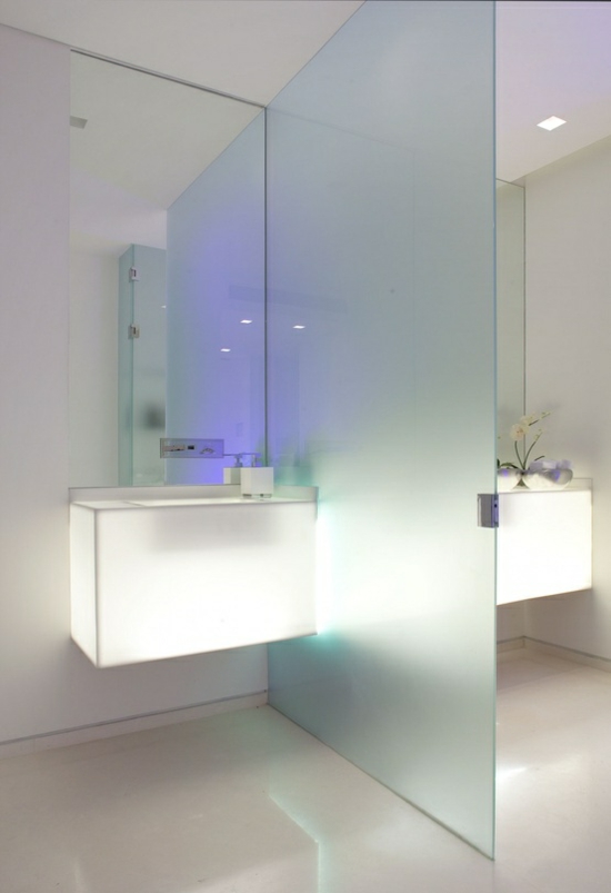 chic-salle-de-bains-moderne-mur-transparent-beau-luminaire