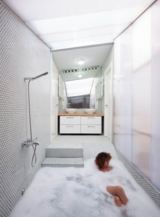 chic-salle-de-bains-moderne-murs-mosaïque-baignoire-encastrable-au-sol