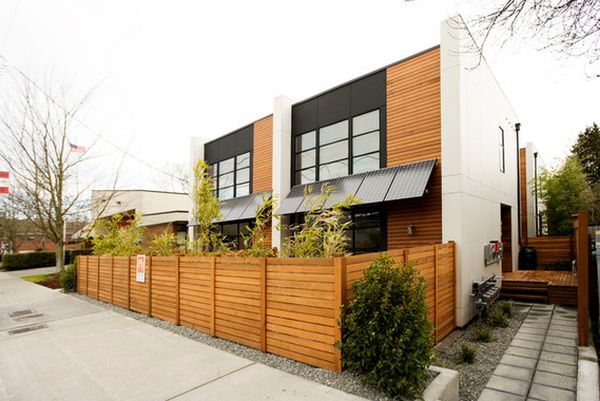 clôture-en-bois-panneaux-solaire-maison-revêtement-bois