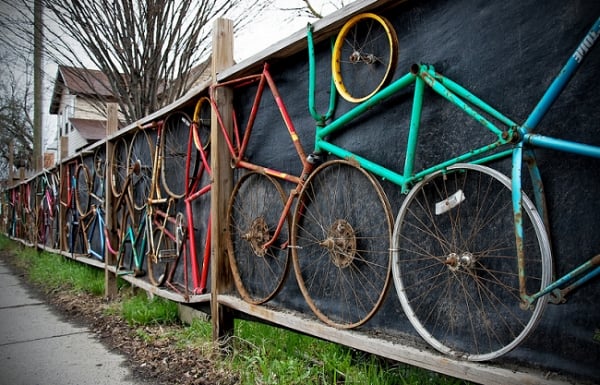 clôture-jardin-design-vélos-vieux-inhabituel