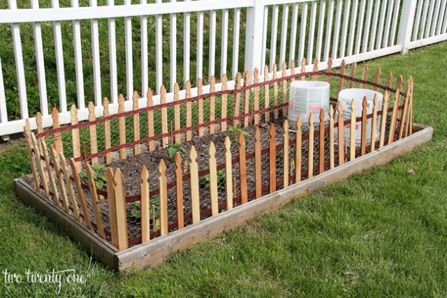 clôture-petit-jardin-bois-filet projets pour l'extérieur DIY