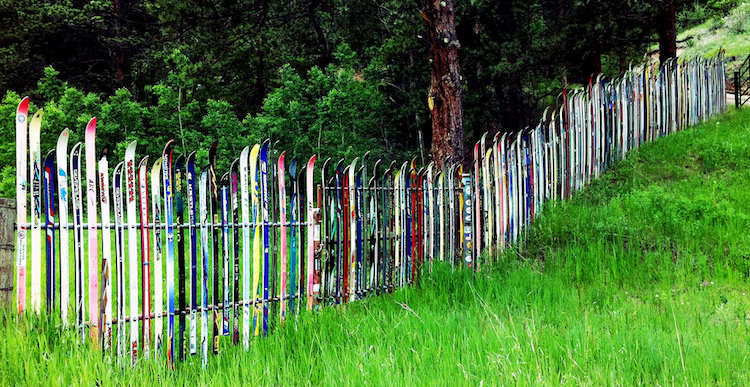 clôture de jardin décoration créative anciens-ski-colorés