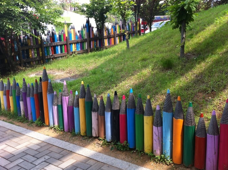 clôture de jardin décoration créative crayons-multicolores
