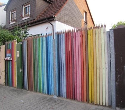 clôture de jardin décoration originale-crayons-multicolores