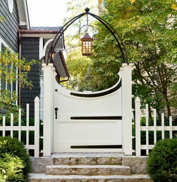 clôture-blanche-barrière-classique-porte-d'entrée-lanterne-suspendue