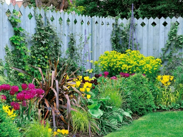 clôture de jardin en-bois-traditionelle-plantes-luxuriantes