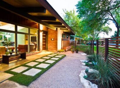 clôture-en-bois-herbe-luminaire-dalle-chemin