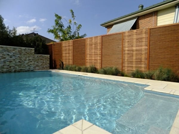 clôture-intimité-jardin-panneaux-bois-bambou-piscine-