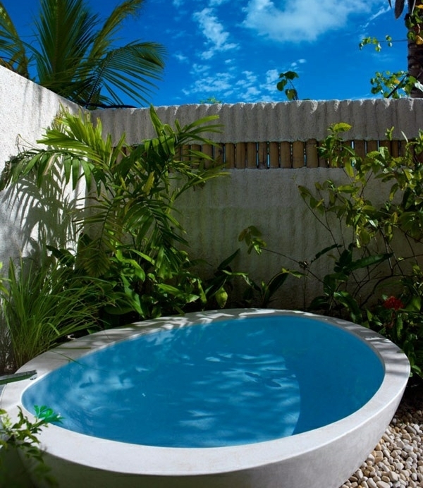 clôture-jardin-bambou-béton-mini-piscine-coque