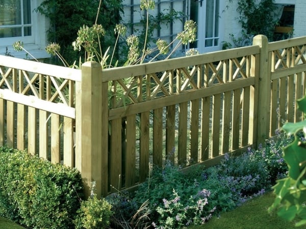clôture-jardin-basse-barrière-bois-clair-vernis-éléments-décoratifs