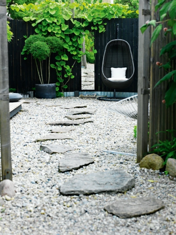 clôture-jardin-bois-porte-chaise-suspendue-allée-pas-japonais