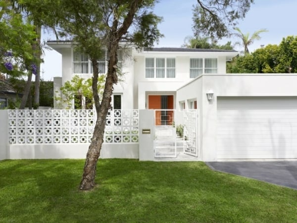 clôture-jardin-béton-métal-peints-façade-maison-garage-blancs