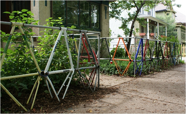 clôture-jardin-design-parties-vélo-couleurs