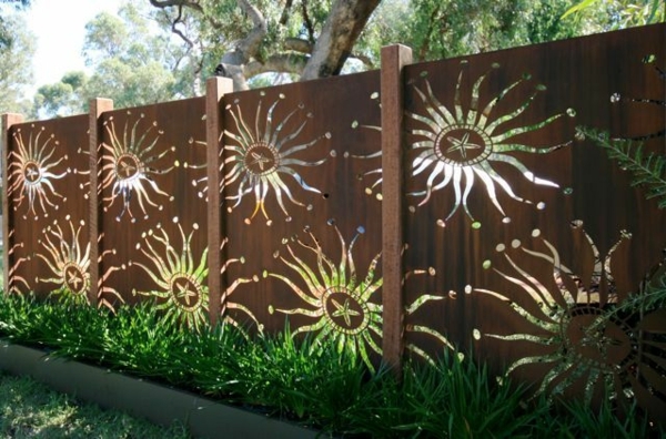 clôture de jardin en fer forgé motif-soleil-plantes-vertes