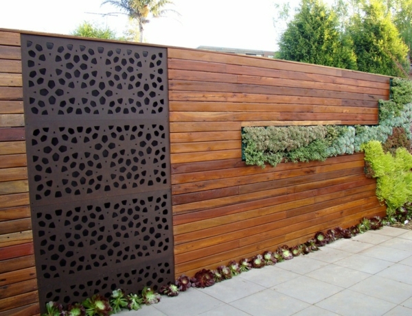 clôture de jardin lamelles-bois-vernies-élément-métallique-déco