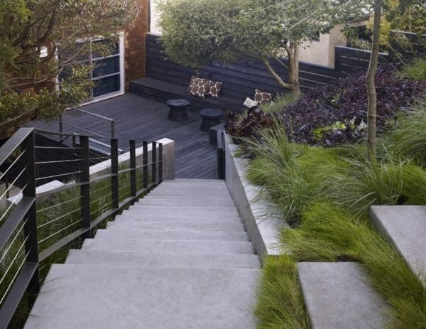 clôture-jardin-lames-bois-foncé-horizontales-escalier-béton
