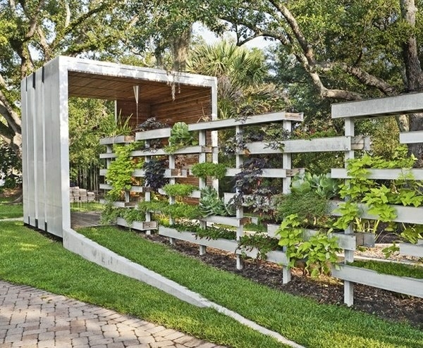 clôture-jardin-palettes-bois-recyclées-jardinières-plantes-vertes