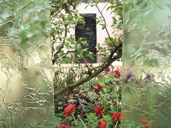 clôture-jardin-verre-trempé-mur-pierre-naturelle-fleurs