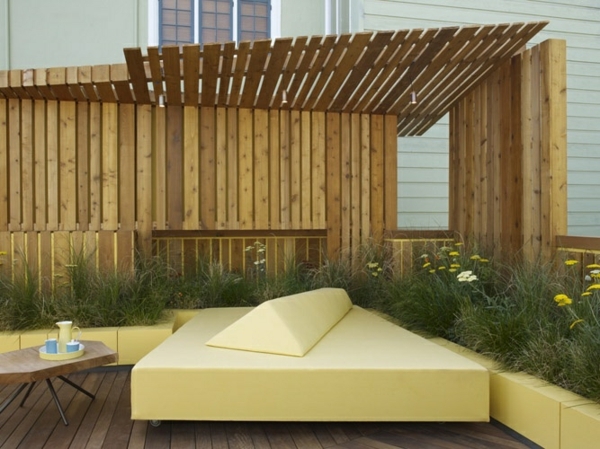 clôture-lamelles-pergola-bois-brut-canapé-design-moderne