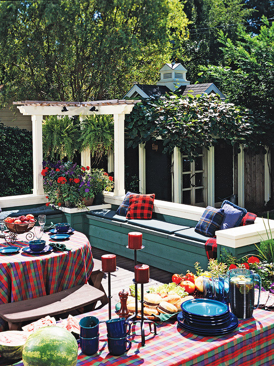 coin-décoratif-terrasse-bancs-bois-coussins fabriquer un banc de jardin en bois