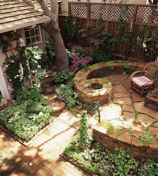باغ-گوشه-نیمکت های چوبی-صندلی-گیاهان سبز