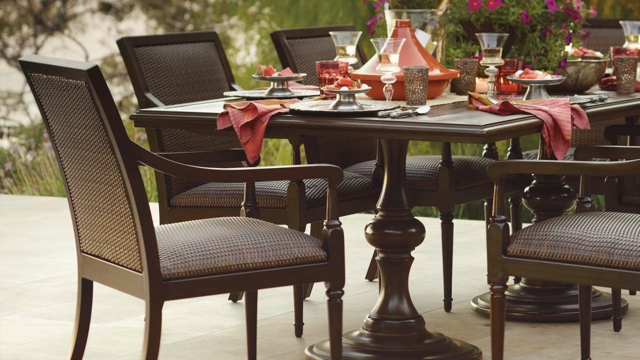 coin-repas-jardin-ensemble-table-chaises-bois-résine-tressée