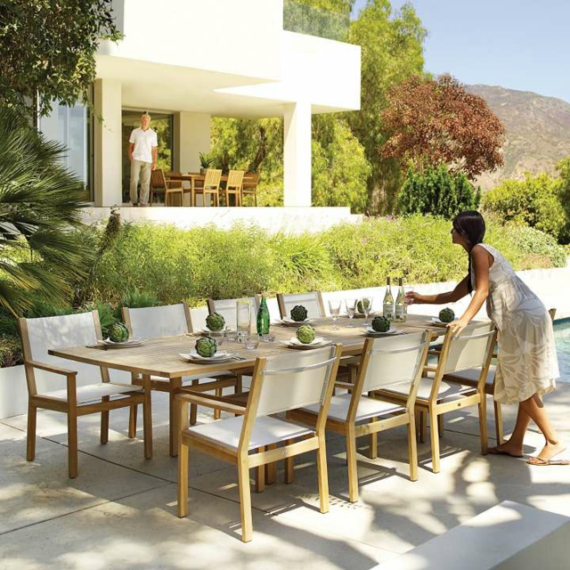 coin-repas-jardin-patio-ensemble-chaises-table-bois-teck-tapisserie-blanche