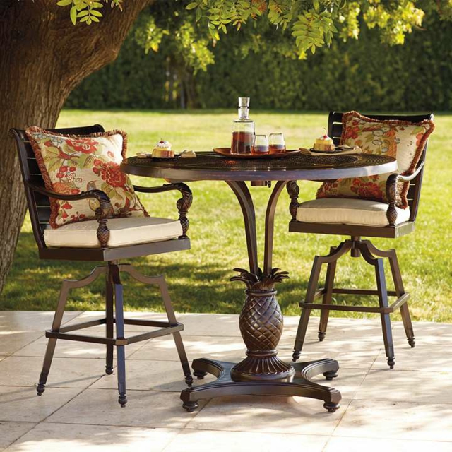 coin-repas-terrasse-jardin-table-ronde-chaises-ensemble