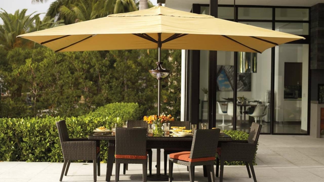 coin-salon-extérieur-table-chaises-résine-tressée-grand-parasol