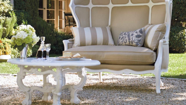 coin salon de jardin table-basse-bois-blanc-tapisserie-canapé-beige