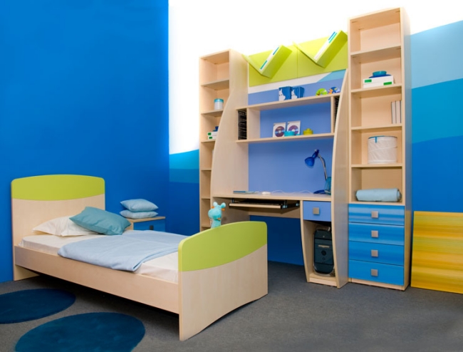 conception-chambre-garçon-bleu-intense-vert-jaune-mobilier-bois-clair