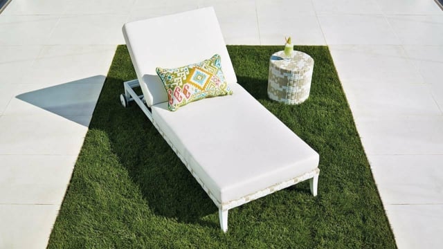 confortable-chaise-longue-blanche-jardin