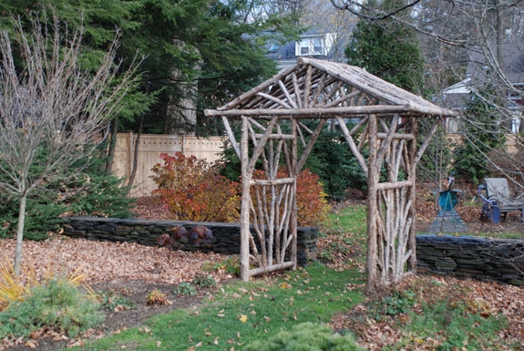 construire une pergola en bois brut-entrée-allée-jardin