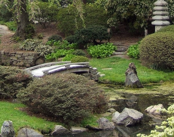 créer-jardin-japonais-en-16 étapes-paysage-petit-pont