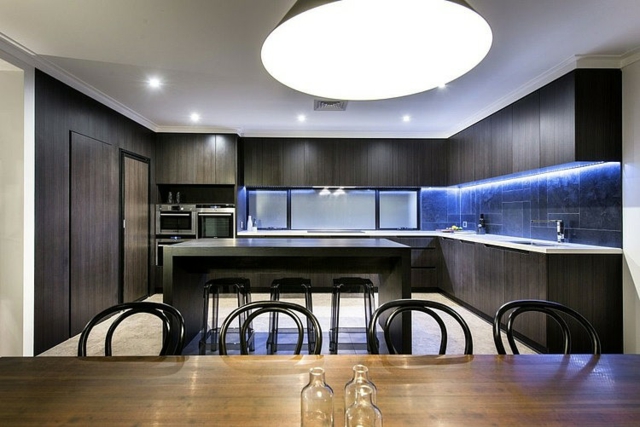 cuisine-design-moderne-îlot-armoire-bois-éclairage-led Plan de cuisine