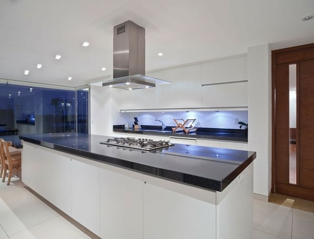 cuisine-design-moderne-îlot-comptoir-marbre Plan de cuisine
