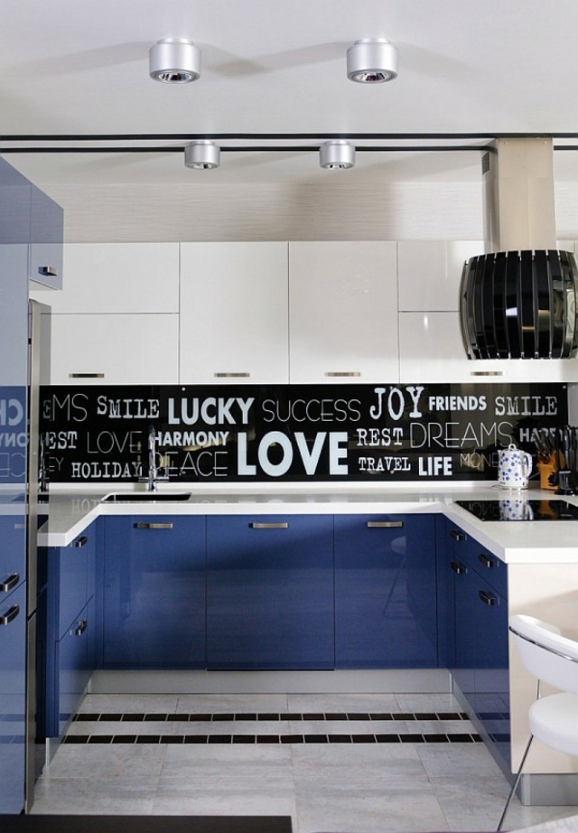 cuisine-design-moderne-laquée-bleue-noire éclairage des rubans leds