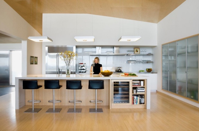 cuisine-ouverte-séjour-design-moderne-bois-clair-vitrines